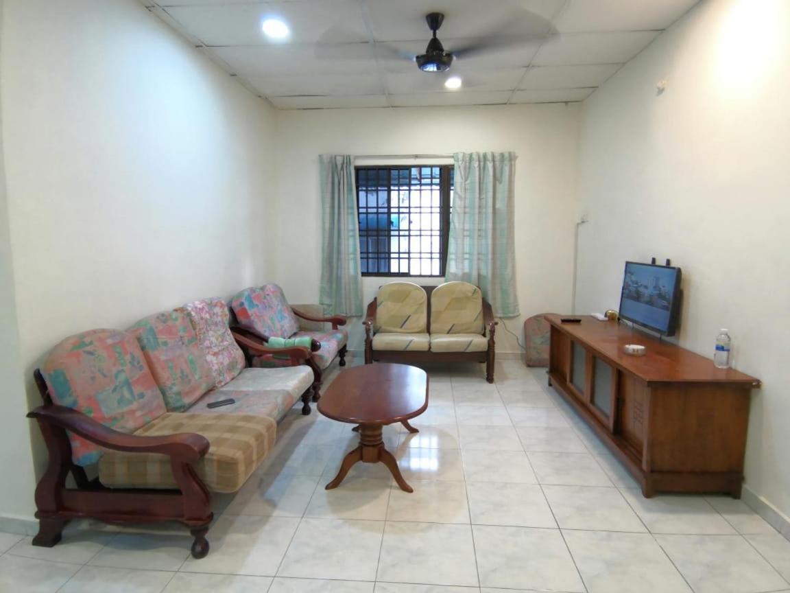 Cosy Homestay Улу Тирам Экстерьер фото